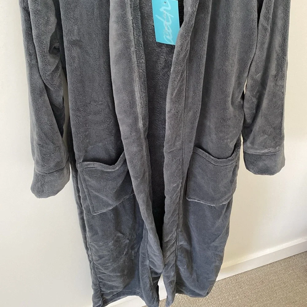 Robe - Picture 3 of 3